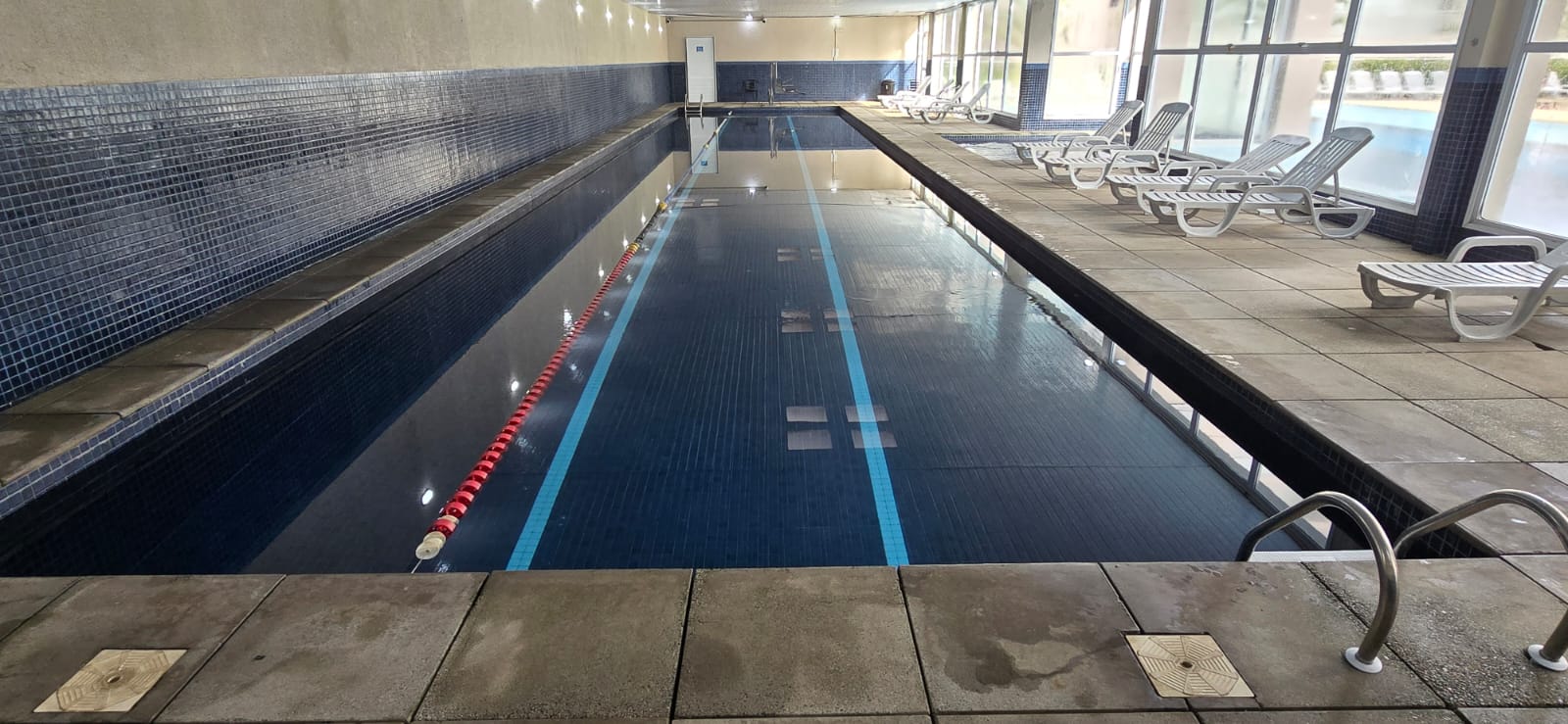 Piscina com água azul cristalina pós tratamento químico profissional