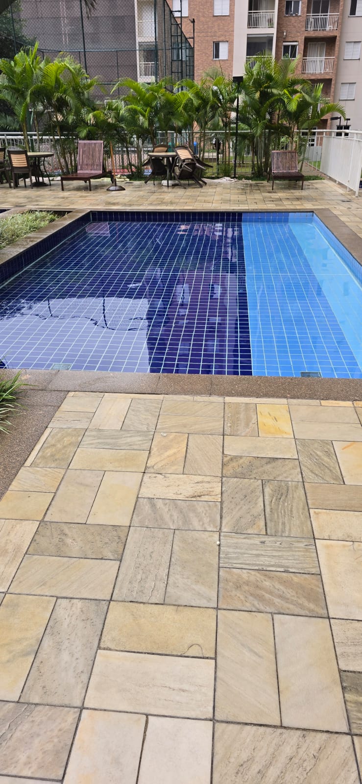 Instalação de iluminação LED e elétrica para piscina noturna